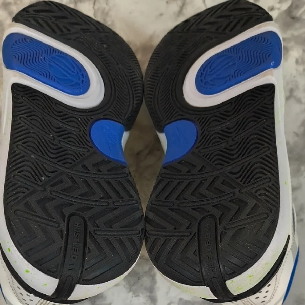 Nike Team Hustle D11 GS 'Green Strike Racer Blue' basketball shoe Size 4Y